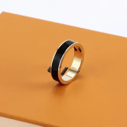Bandringar Ny högkvalitativ designer Titanium Steel Band Rings Fashion Jewelry Men's Simple 18K Moissanite Modern Ring Ladies Gift Gold Ring