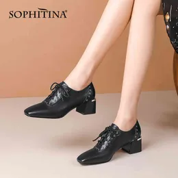 Sophitinaプレミアムレザー女性の靴クロスストラップスクエアトゥイギリス風の靴金属装飾深口女性ポンプAO327 210513