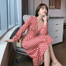 春と夏の女性のヴィンテージのドレス韓国の服エレガントな女性のVネックハイウエスト赤い夕暮れのセクシーなフェムムローブ210514