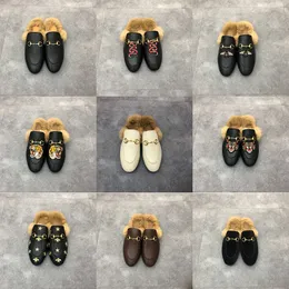 高級デザイナーミュール女性毛皮スリッパ冬のアウトドアファッションフラットミュールレディースローファーレディース FW スライドプリンスタウンスエード刺繍本革靴