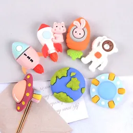 20 sztuk / partia Mini Żywicy Składniki Niedźwiedź Astronauta Sterowca Ziemia Flatback Cabochon Miniaturowy Wzór Aplikacja Ornament Craft DIY Scrapbook