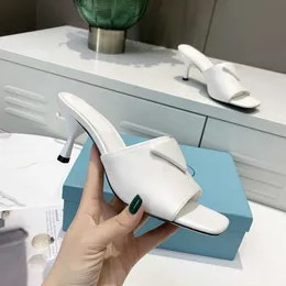 2021 Designer Pantofole da donna Pelle verniciata Tacchi alti Triangolo invertito Loghi Sandali Infradito di colore puro Lettera Scarpe da stilista con diapositive piatte