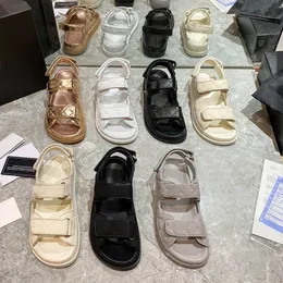 Damsandaler Designersandaler Kristallkalvläder Plattformstofflor Metallknappskor Klassiska sommarstrandflipflops Kroköglafästen Tofflor