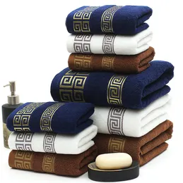 Den senaste 140x70cm handduken, tjock plaidstil, ren bomullsbadhanddukar, bekväm och absorberande, support anpassad logotyp