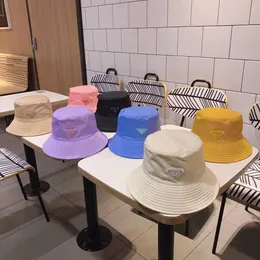 8 stil 2021 högkvalitativ hink hatt för kvinnor mode klassisk charm svart vit triangel brev Skriv ut nylon hatt höst vårfiskare hatt sol kepsar