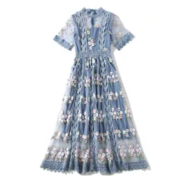 Sommarbanan blomma broderi klänning Kvinnors flare ärm står blommig blå ihålig ut broderade långa mesh klänningar 210416