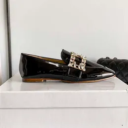 Die neuesten formalen Casual-Schuhe modischer und luxuriöser Mauerwerk-Knöpfe Schwarzweiß-Leder-Spitz-TOE-Geschäft Oxford auf Geschäftsreisen Wanderung Freizeitkomfort