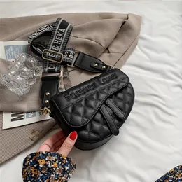 Kvällspåsar bred rand quiltad sadel axel crossbody för kvinnor märkesdesigner små damer plånböcker och handväskor 2021 svart sadelväska