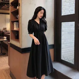 Ezgaga Korean Fashion Puff Short Sleeve Vintage Dress Kvinnor Sommar Ny V-Neck Chic Solid Slim Black High Waist Vestidos 210430
