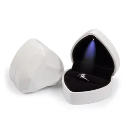 Lyxig hjärtformad LED Light Wedding Ring Box With Display Storage Smycken Dekoration Hängsmycke Bag Födelsedag Present Wrap