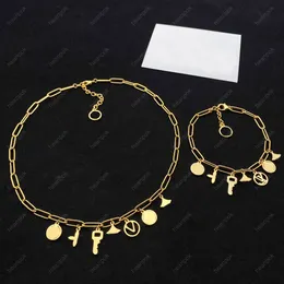 Women Designer Armband Gold Necklace V Luxurys smycken Fashion Letters Chain Link Key Pendant Wedding Party Ornament Halsband Set 22012001