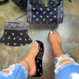 Tofflor plattform med handväskor sätter kvinnors sandaler tryckta skor och påsar lyxig kvinna glidor cashew handväska matchande solhatt