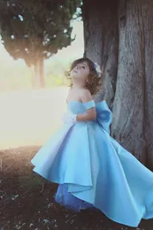 2021 Nya Baby Blue Flower Girls Dresses Off Shoulder Big Bow Hi-Lo Satin Simple Princess Girls Pageant Dress For Kids Toddler Klänning Anpassning