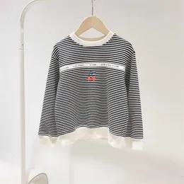 Presale 9.13 Przyjazd Spadek Okrągły Neck Black and White Striped Mały Wzór Wiśni Drukowane Casual Bluza Dziewczęta Top 211111