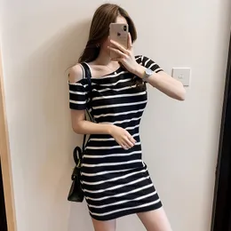 Gkfnmt korea stil sommar av axel kvinna klänning mode slash neck bomull sexig kvinnlig mini klänningar randig klänning 2021 ny x0521