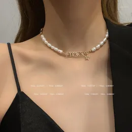 Hängsmycke halsband i 2022, Pearl Stitching Luck Lady Necklace är Light Luxury Nisch Design Sense Collarbone Kedjebrev Kvinna