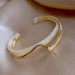 Simple White Shellfish Hard Bracelet for Women Board Bend Metal Geometric Overlap Acetic Resin Open Bangles Girls Jewellery Q0717
