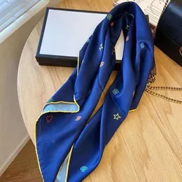 Nowy Hot Designer Silky Wygodne Piękne i Eleganckie Kobiety Kwadratowy Szalik Wiosna Silk Silk Scarves 90 * 90 cm List bez pudełka