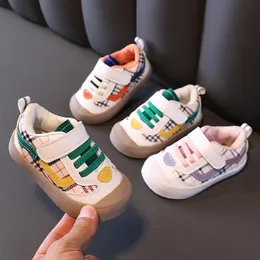 Första vandrare 2022 Vår och höst Babyflicka singelskor Mjuk hård manlig spädbarn Toddler Casual Zapatos Par Niña