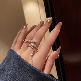 Moda Cool Snake Shape Rings for Women Bijoux Ajuste Anéis de Cristal Casamentos Jóias de Party Gifts