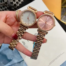Orologi di marca Donna Lady Girl Bellissimo orologio da polso di lusso al quarzo con cinturino in acciaio in metallo stile cristallo CH47