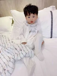 Högkvalitativ nyfödd Baby Cotton Romper Swaddle Blankets Jumpsuits + Bib + Hat Set Baby Boy Girl Gulliga Kläder Presentkost