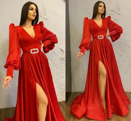 A-Line Röd Satin Evening Party Dress 2022 V Neck Long Puff Sleeves Split Prom Formell Kappa Arabiska Dubai Celebrity Wear Robe de Soiree Vestidos