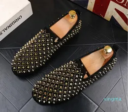 Scarpe da uomo con rivetti glitterati Nuovi appartamenti casual alla moda da uomo Scarpe eleganti firmate da uomo Mocassini con paillettes Scarpe da guida con plateau da uomo