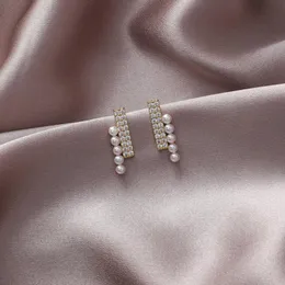 Kore tarzı basit bir kelime taklit inci rhinestone saplama küpe kız kadınlar için sevimli moda takı aksesuarları