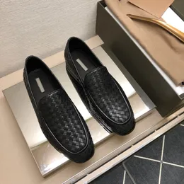 Tidlöst vävda läder loafers ett måste-ha föremål för mäns fashionabla sommarsko trendledare bekväma plattskor