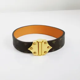 23Designer armband smycken Kvinnor läderarmband med hjärtlås hårdvaru charm armband fyra bladblomma mönster guldpåse hängande modband remmar