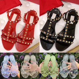 MARCA chinelos femininos verão moda chinelos geleia luxo sandálias casuais fundo plano laço rebites sapatos de praia menina senhora designer doces cor preto vermelho