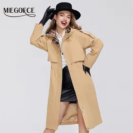 Miegofce Spring Trench Collectionデザイナーの女性は、フードウインドブレーカー210812と耐性の襟付きの暖かい防風のコート