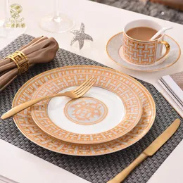 Set di stoviglie in stile europeo Modern Fresh Lovers Piatto occidentale in ceramica Bone China Decorazione per bistecca Tazza e set per la tavola