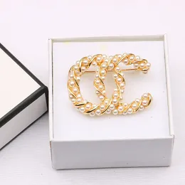 Lüks Tasarımcı Marka Mektubu Broşlar 18K Altın Kaplama İnci İnci Kristal Rhinestone Mücevher Kadınlar ve Erkekler Metal Broş Pin Evlilik Noel Partisi Hediye Accessorie