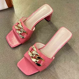 Pantofole da donna Estate Nuova decorazione a catena Tacchi alti di lusso Donna Sandali bianchi con zeppa sexy Sandali da donna con fondo morbido 220304