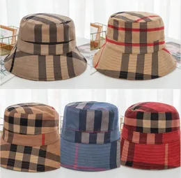 Fashion Mens Womens Wide Brim Hats Brand Desigenr Grid Stripe Printing Fisherman Hat Classic Unisex Outdoor Casual Sunscreen Keep Warm Collapsible Bucket Cap