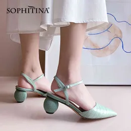 Sophitinaの女性のサンダルファッションシープスキンパターンアンクルバックルシューズ球面ヒール尖ったつま先女性の靴AO336 210513