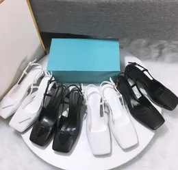 2021最新のファッションデザイナーブランド女性ハイヒールのサンダルスリッパソリッドカラーカジュアルビーチフリップフロップ結婚披露宴プラットフォームドレスデート最高品質の靴