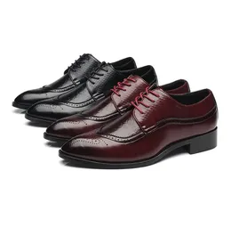 Mens Luxurys wingtip Oxford Shoe äkta läder brogue Men klänningskor klassiska affärsformella stövlar för män designer