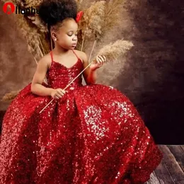 2022 Yeni Yıl Sevimli Sparkly Kırmızı Balo Küçük Çiçek Kız Elbise Halter Boyun Payetli Kat Uzunluk İlk Communion Pageant Elbise Abiye Özel Doğum Günü Partisi Giyim