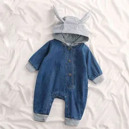 デニムジャンプスーツの春の赤ちゃん女の子の女の子の服のためのオーバーオールフードの男の子の幼児のコテ210528