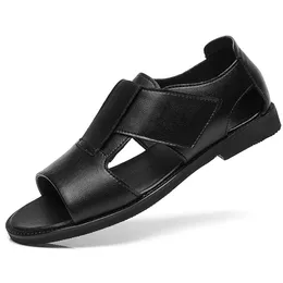 Design Men Rome Sandały Skórzane Sandały Moda Czarne Mężczyźni Letnie Buty Wygodne Gladiator Sandały Drop 38-47 210615