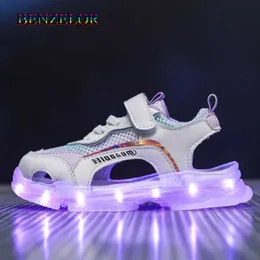 Benzelor Lato LED Kids Buty Dzieci Sandały Dla Chłopców Dziewczyn Sneakers Zapal Świecące Świecące Sandles Sandalias X0719