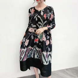 Fritidsklänningar Miyake veckade hösten 2021 Kvinnor Lösa Plus Size Blomma Odefinierat tryck Klänning Vintage Alternativa kläder Robe1