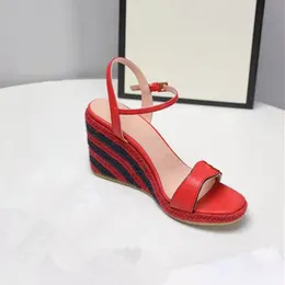 Designer Kvinnor Tjock Soled Mode Sandaler Lyxplattform Brev Kvinnor Sandal Läder Högklackat Slope Heels Skor Storlek 35-41