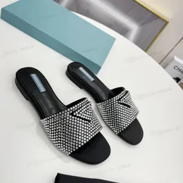 Våren 2022 Nya Kristall diamant Tofflor Ikoniska trekantiga logotyp fyrkantigt huvud högklackade damskor designer dam sexig pärla Rhinestone Beach Sandals Storlek 35-42