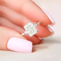 9.5 * 7mm放射カット3.5ct Gra Moissanite 18Kソリッドホワイトゴールド女性の婚約のための結婚式ギフトソリティアリング