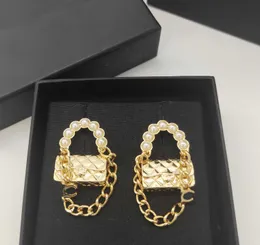 Lyxkvalitet Charm Drop Earring med pärlpärlor och handväskeformkedjedesign för kvinnor Bröllopsmyckel.