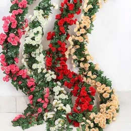 69頭の人工的なローズのつるのぶら下がっている壁の装飾のための絹の花の花の葉の葉の花輪の結婚式の家の装飾Q0812